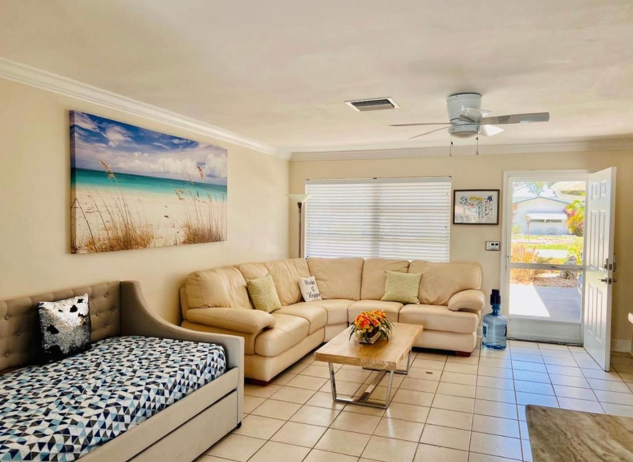 Cheerful Home With Two Bedrooms Cape Coral Bagian luar foto