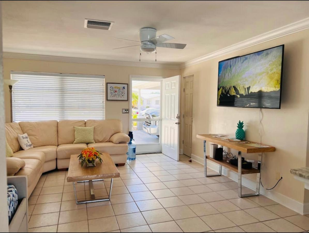 Cheerful Home With Two Bedrooms Cape Coral Bagian luar foto
